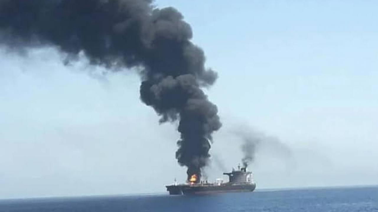 Hürmüz Boğazı'nda tanker vuruldu ve gemide yangın çıktı