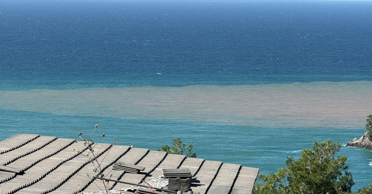 Bartın'da sağanak sonrası deniz kahverengiye döndü