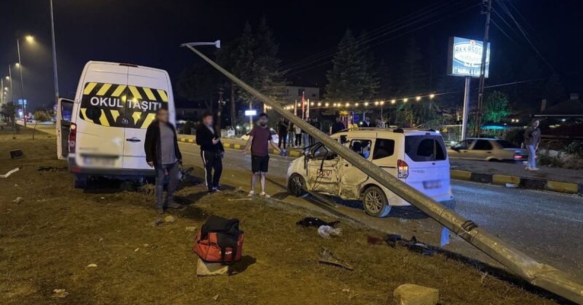 Bartın'da düğün dönüşü kaza: Minibüs ile hafif ticari araç çarpıştı