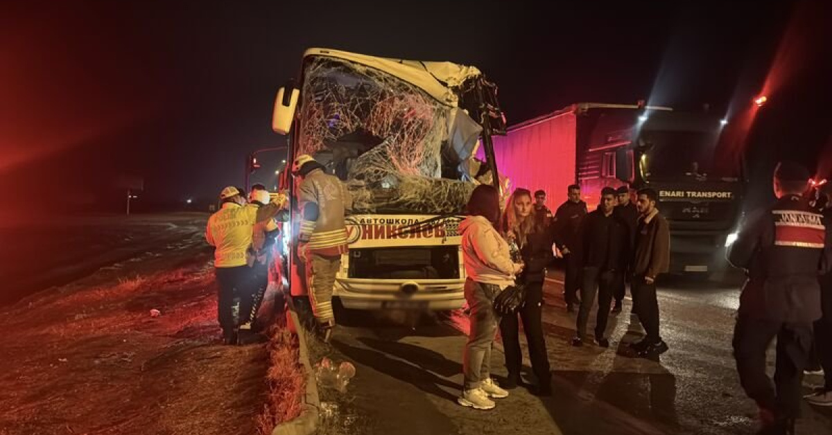 Edirne'de tur otobüsü ile TIR çarpıştı: 10 yaralı