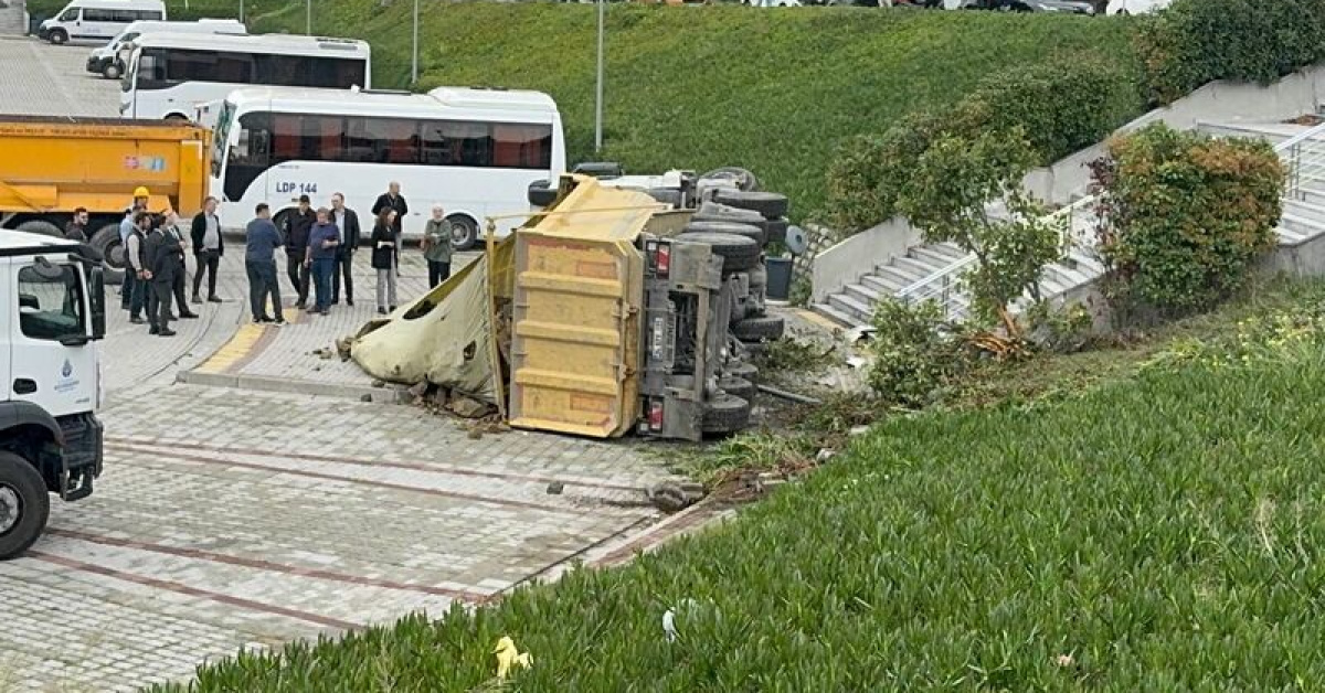 Eyüpsultan'da 2 araca çarpan hafriyat kamyonu İSKİ bahçesine düştü: 2 yaralı