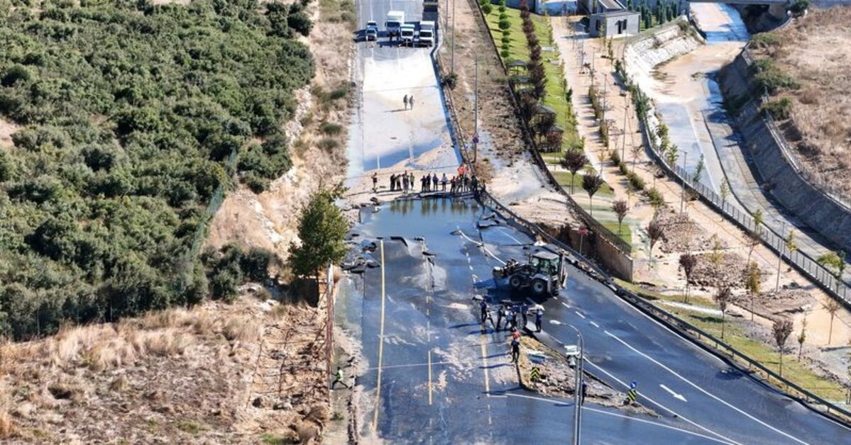 Başakşehir'de isale hattı patladı: Caddeyi su bastı, yol çöktü