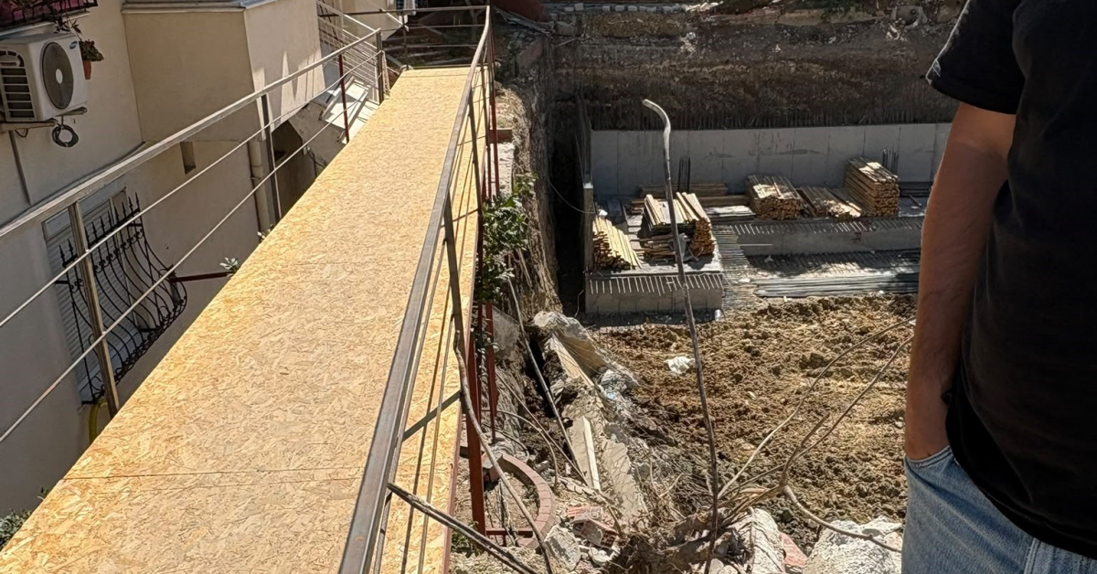 Bahçelievler'de temel kazısı sırasında bina duvarı çöktü