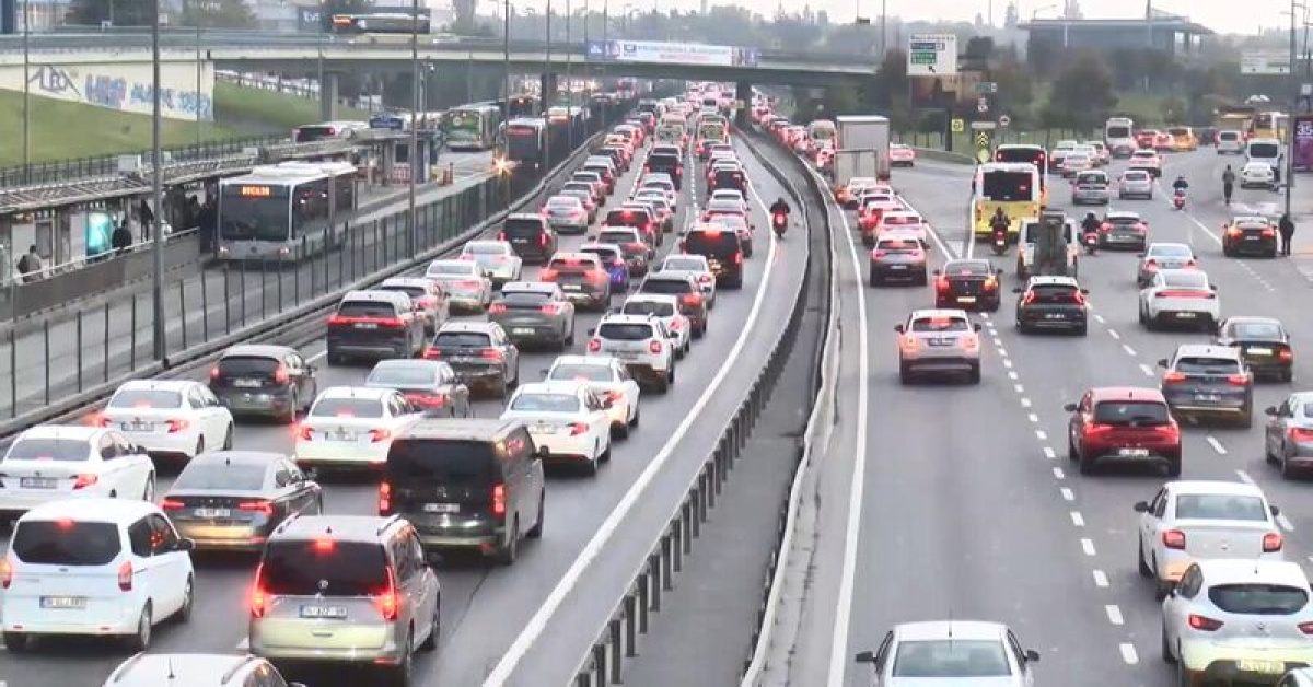 İstanbul'da yağmur trafiği kilitledi: Yoğunluk yüzde 80'e ulaştı