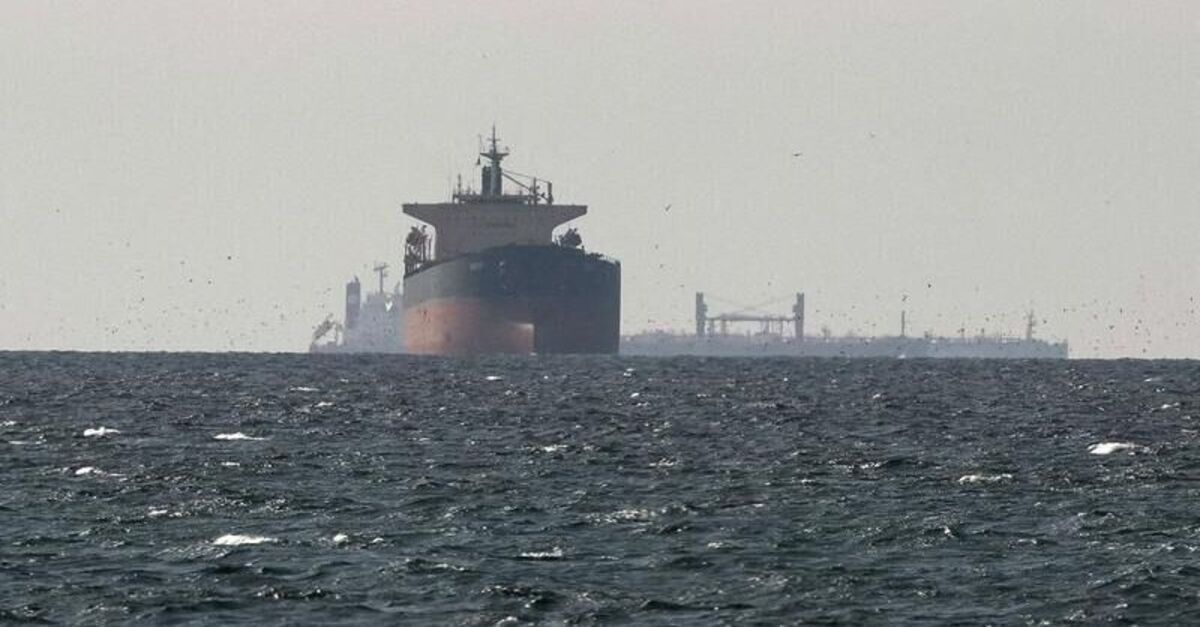 Hürmüz Boğazı'nda tanker mayına çarptı: Makine dairesinde yangın