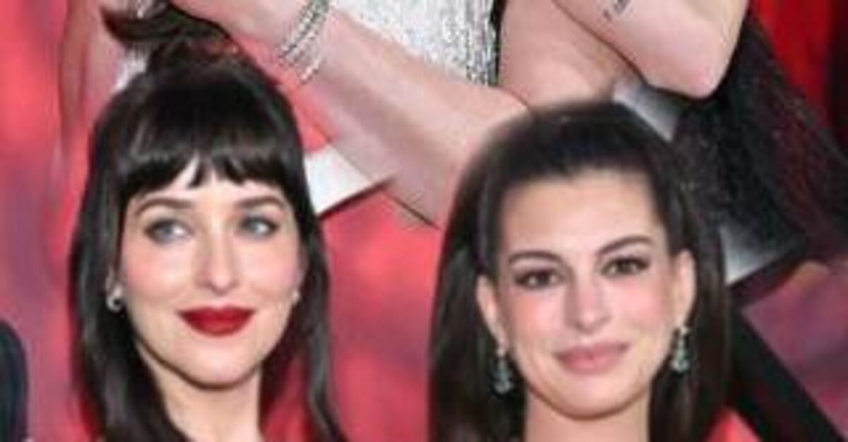 Anne Hathaway ve Dakota Johnson Verity galasında buluştu