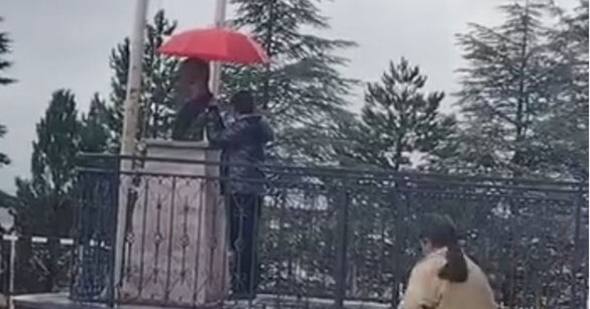 Eskişehir'de 11 yaşındaki Alperen'den Atatürk büstüne şemsiye