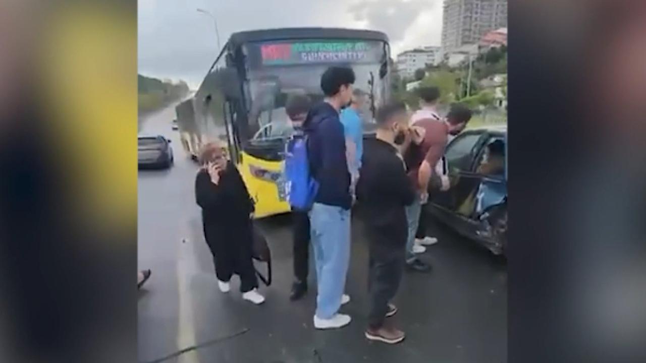 Başakşehir'de İETT otobüsü ile otomobil çarpıştı: 3 yaralı
