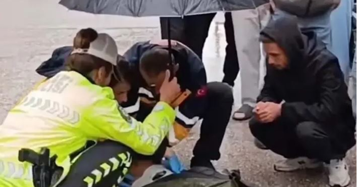 Bursa'da yaralı genci yağmurdan koruyan polise bakan teşekkür