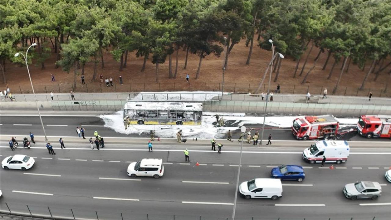 Bakırköy'de yanan İETT özel halk otobüsü kullanılamaz hale geldi