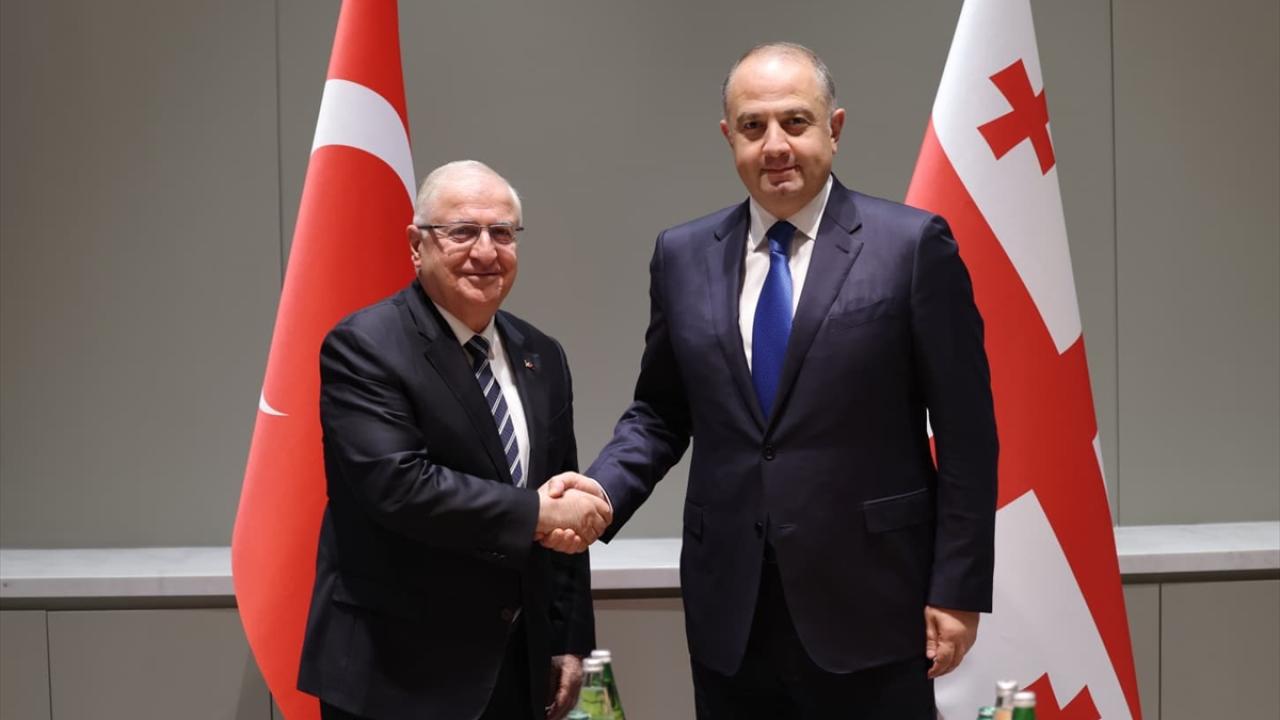 Bakan Güler, Gürcistan Savunma Bakanı Chikovani ile görüştü