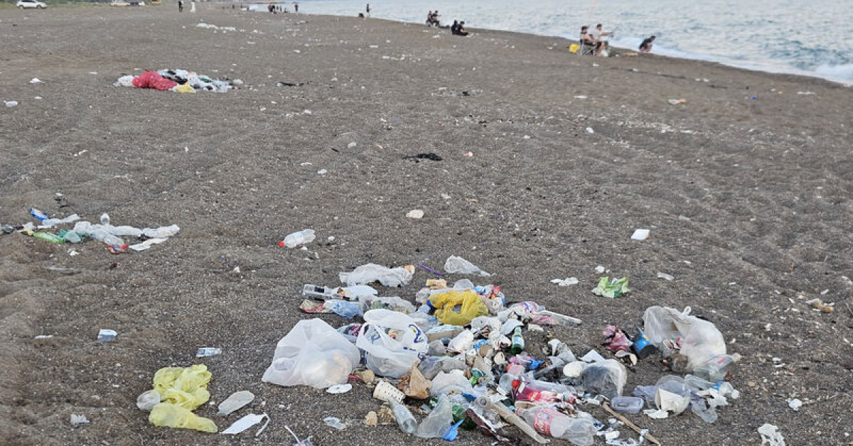 Kumköy sahili temizlik sonrası yeniden çöplüğe döndü