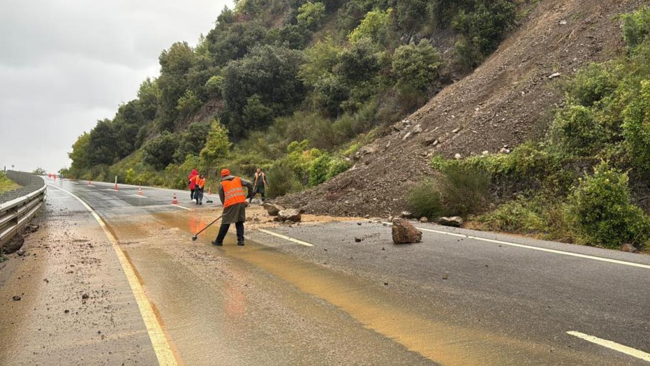 Zonguldak'ta sağanak: Alaplı-Akçakoca yolunda heyelan