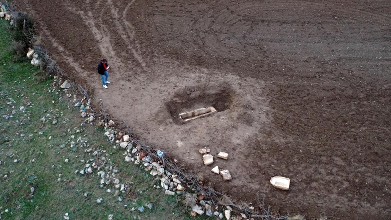 Kastamonu Taşköprü'de tarlasını süren çiftçi lahit buldu