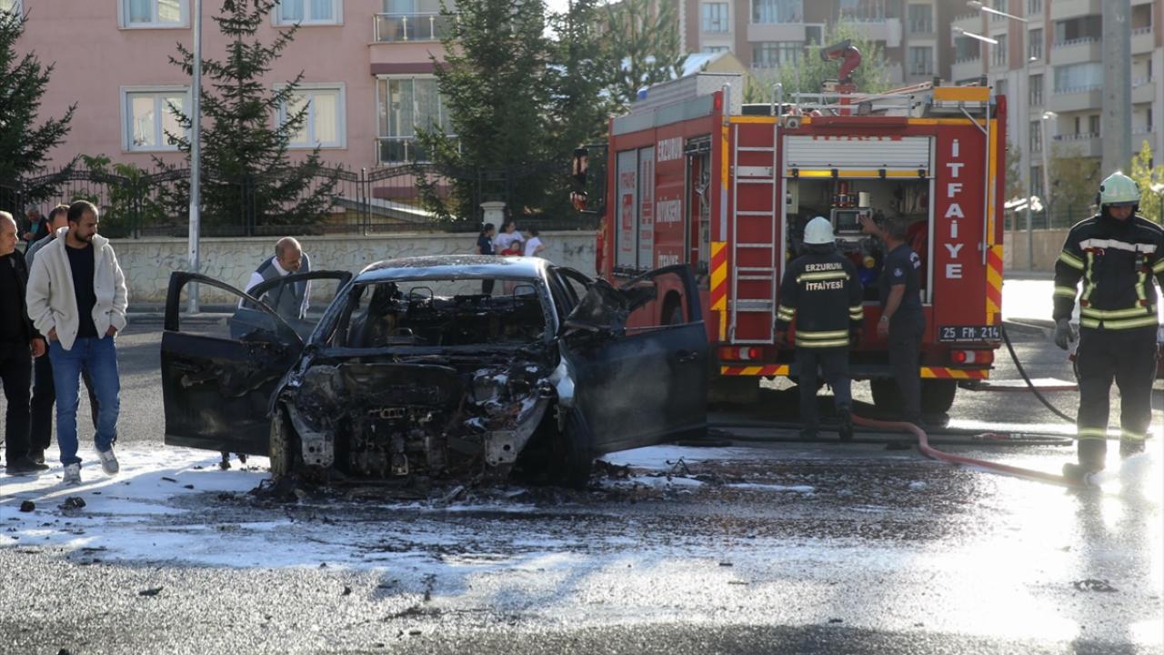 Erzurum Palandöken'de park halindeki otomobil alev aldı