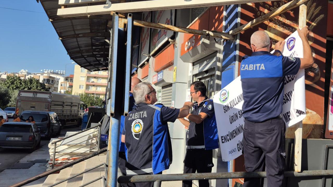 Antalya'da tarihi geçmiş ürün satan zincir market mühürlendi