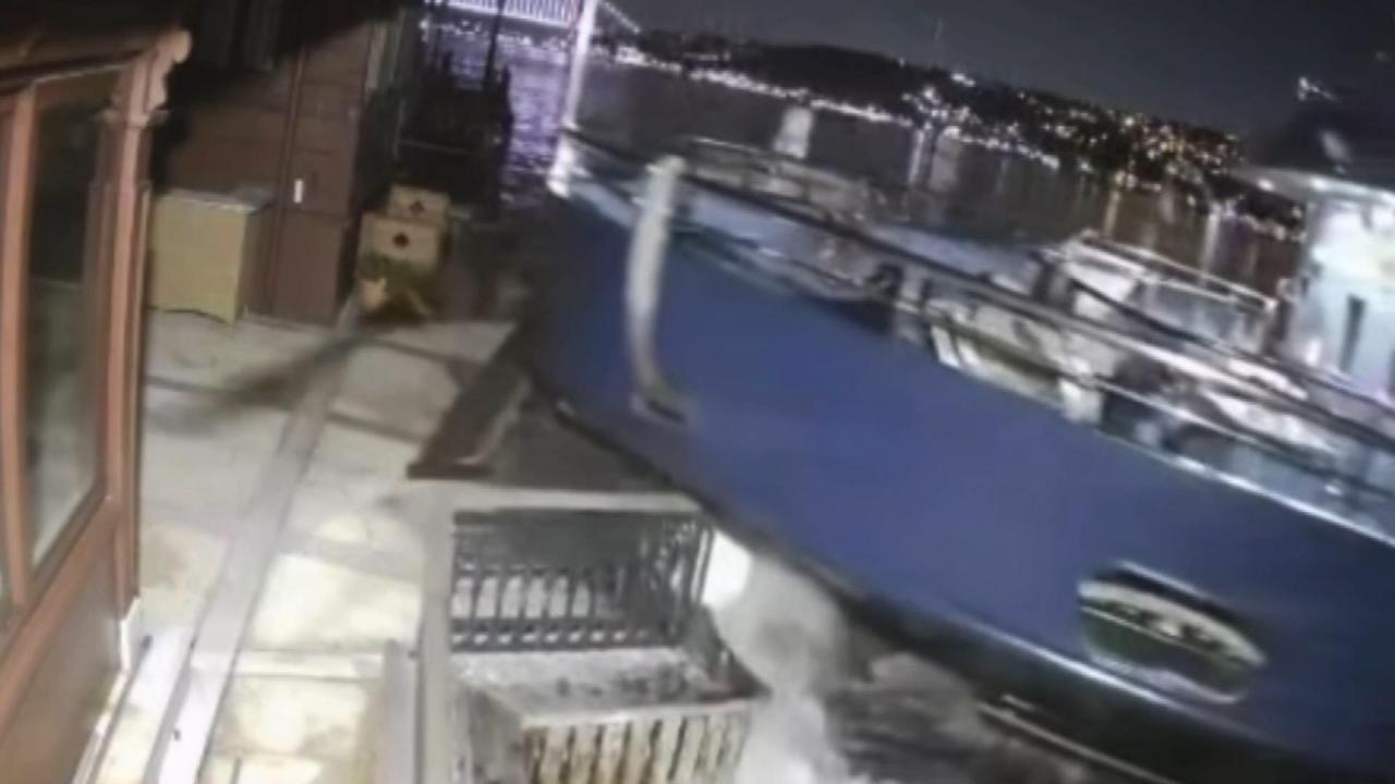 Üsküdar'da yolcu vapuru tarihi yalıya ve tekneye çarptı
