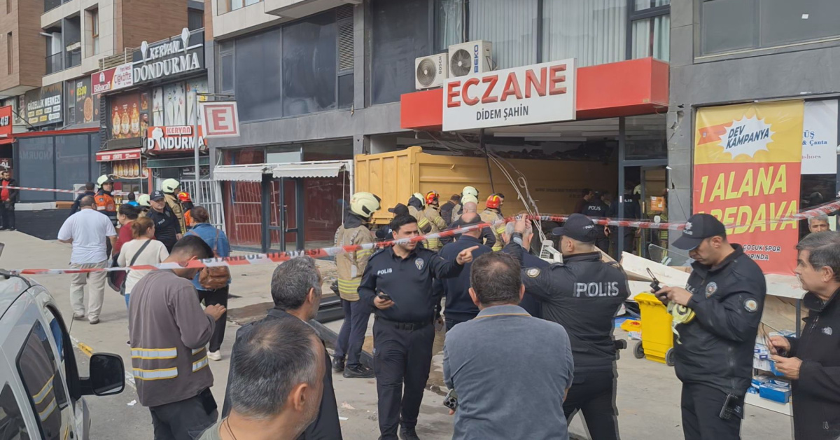 İstanbul Pendik'te hafriyat kamyonu eczaneye daldı
