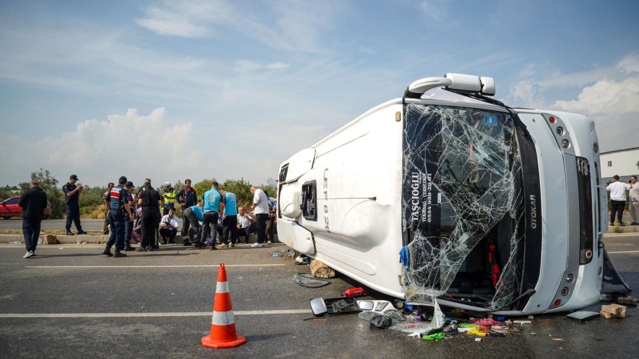 Antalya'da midibüs devrildi: 17 kişi yaralandı