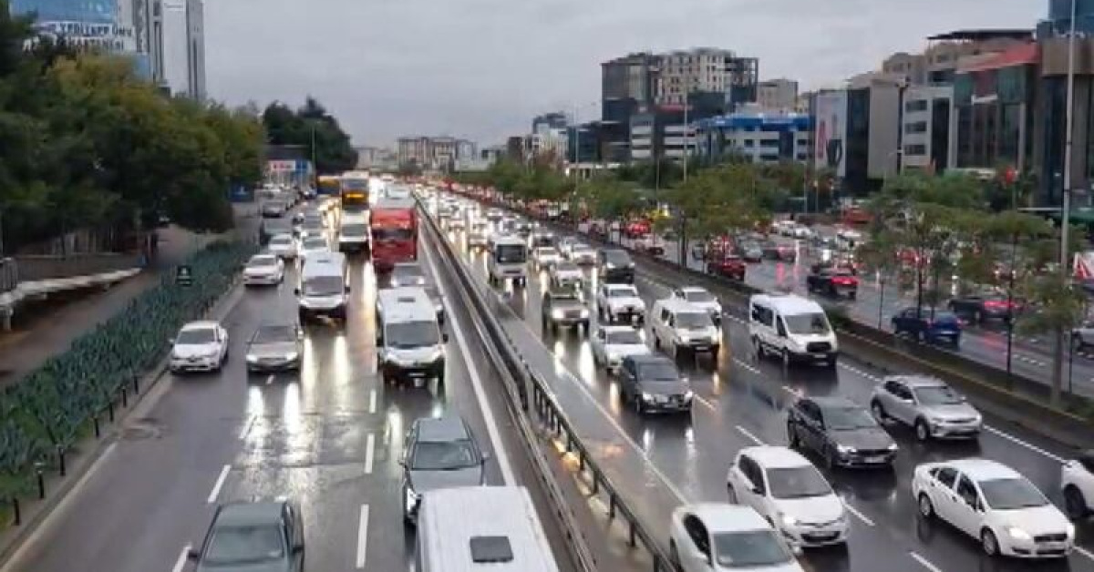 İstanbul'da sağanak yağış trafiği kilitledi: Yoğunluk yüzde 62