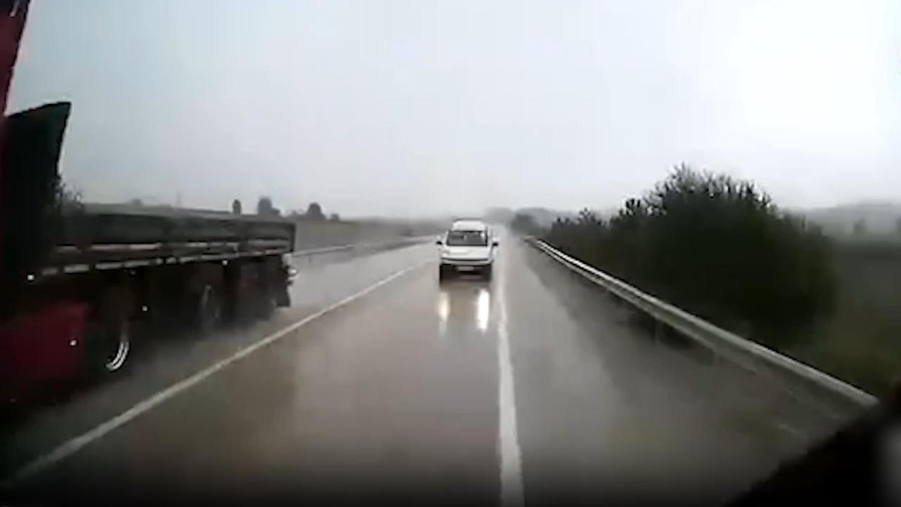 Karabük'te hatalı sollama yapan araç kameraya yansıdı