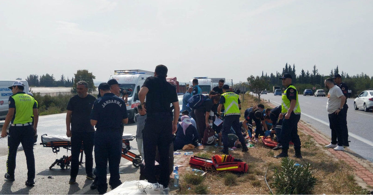 Antalya Aksu'da midibüs kaygan yolda devrildi: 5 yaralı