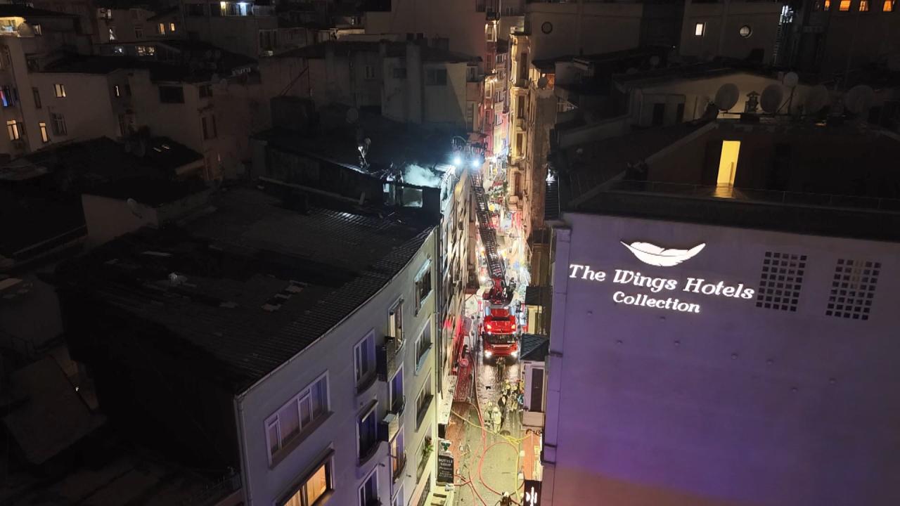 Beyoğlu'nda 6 katlı apartmanda yangın çıktı