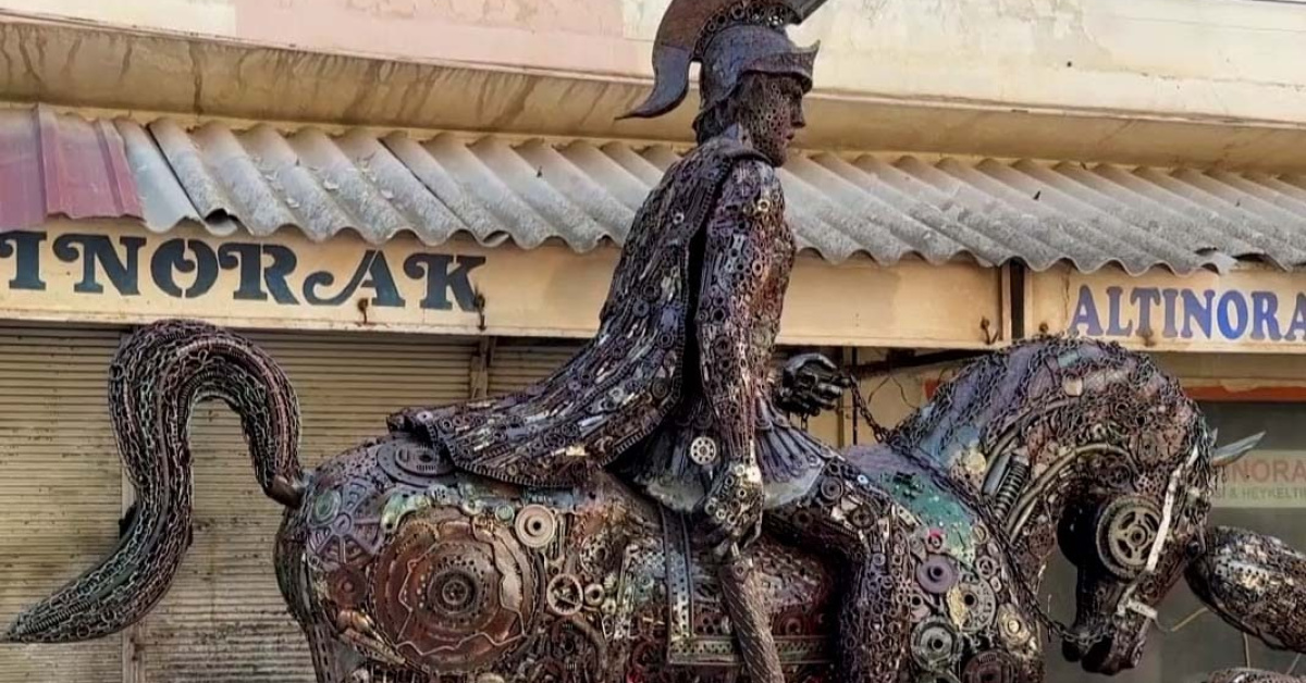 Hatay'da 50 bin hurda parçadan Büyük İskender heykeli yapıldı