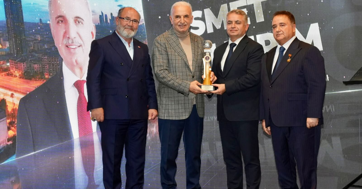 Ümraniye Belediye Başkanı İsmet Yıldırım'a Yılın Belediye Başkanı Ödülü