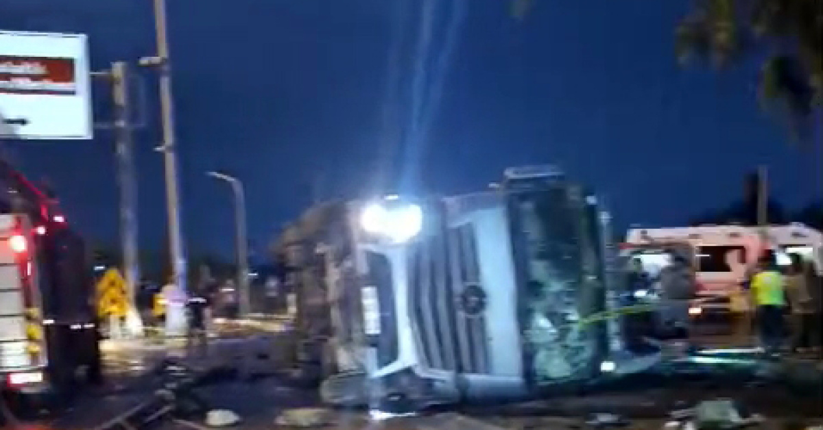 Antalya'da TIR durağa devrildi: 2 kadın hayatını kaybetti
