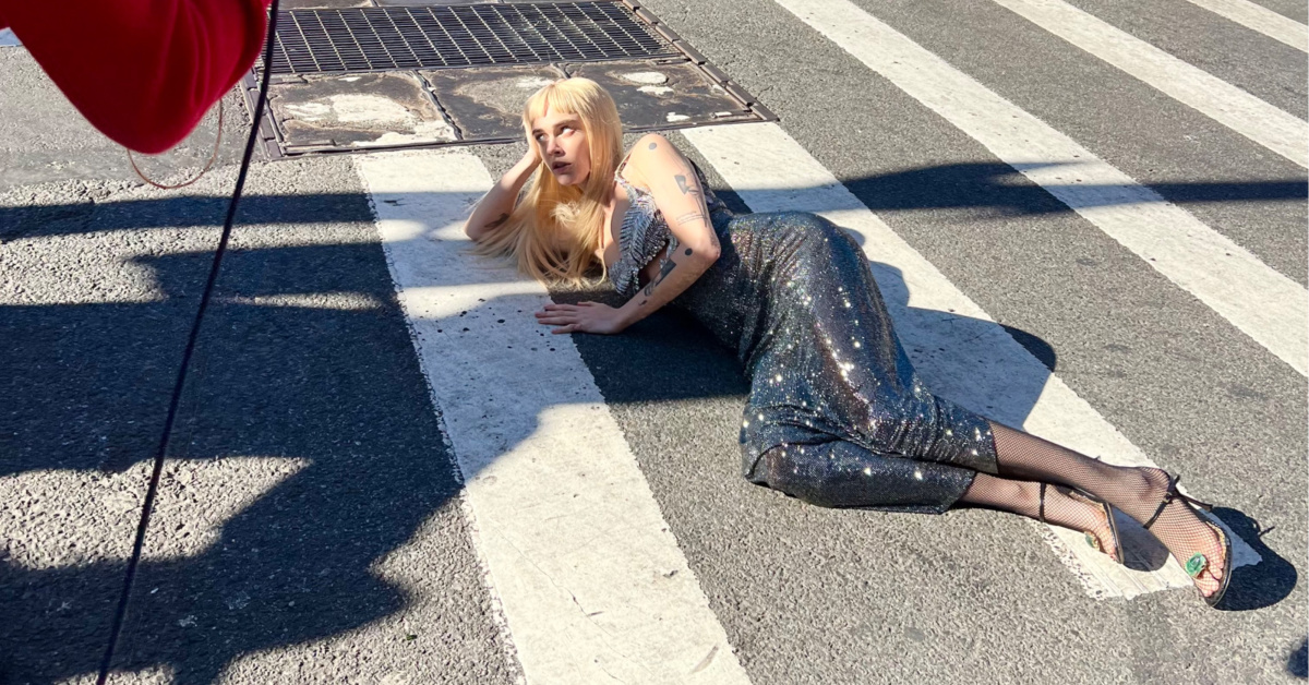 Cara Delevingne Manhattan'da moda çekimi için yolu kapattı
