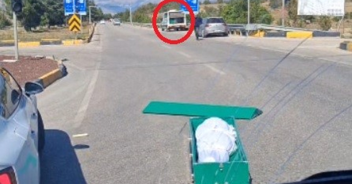 Isparta'da cenaze nakil aracından tabut yola düştü