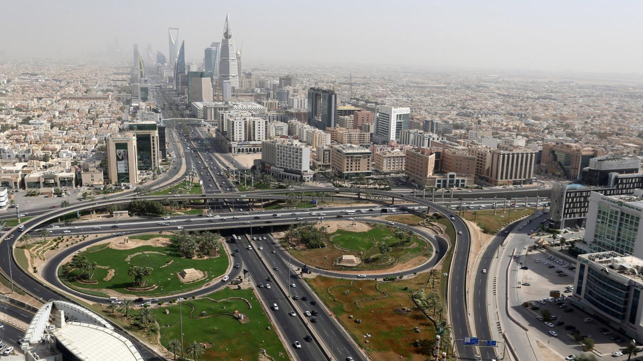 Suudi Arabistan başkenti Riyad'da saldırı uyarısı ve patlama sesleri
