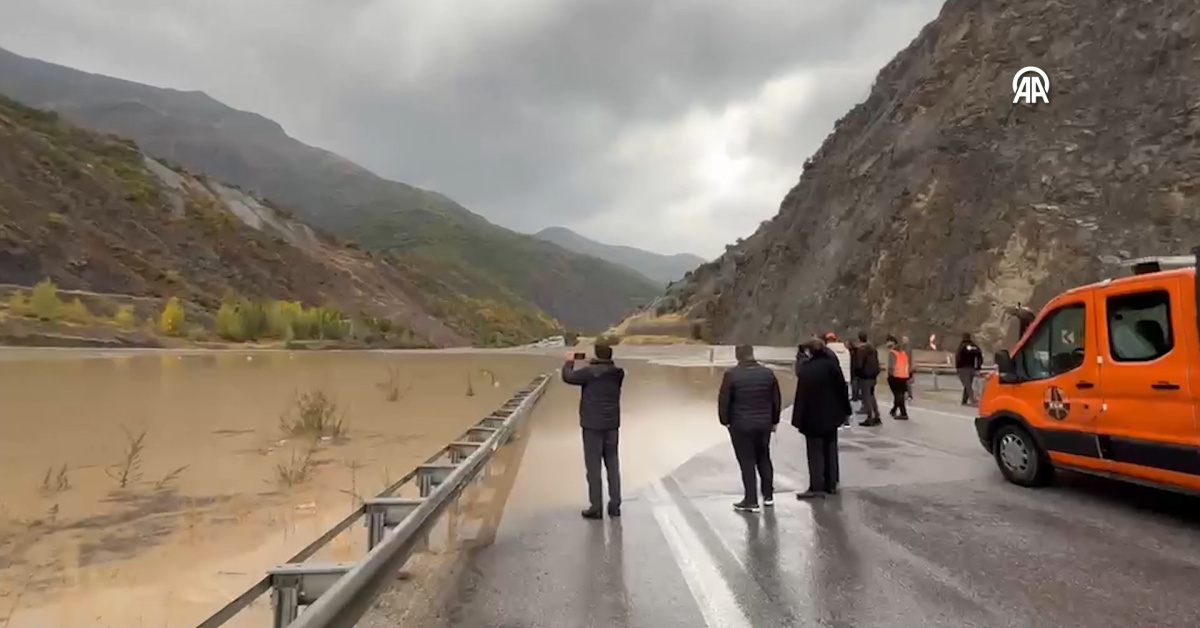 Erzincan-Erzurum kara yolunda heyelan: Çift yönlü kapandı