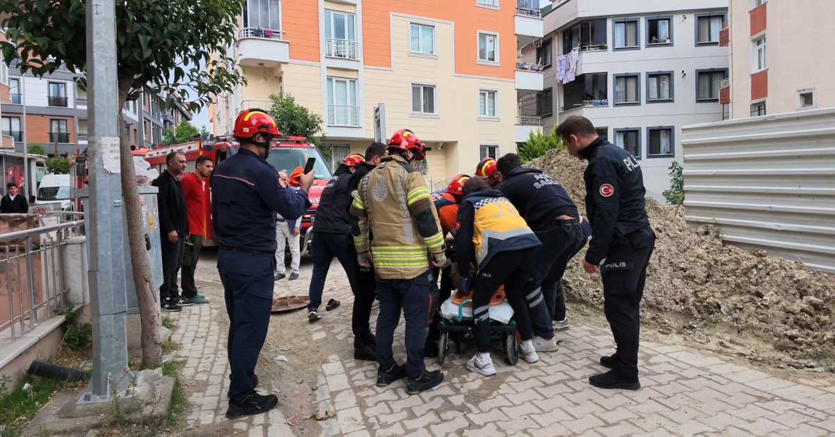İstanbul Avcılar'da Rögar Kapağı Açılan Çukura Düşen Kadın Yaralandı