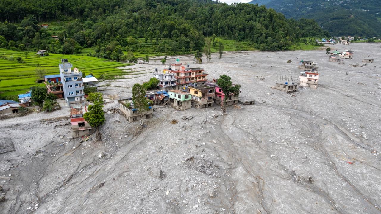 Nepal sel felaketi ölü sayısı 1451'e çıktı