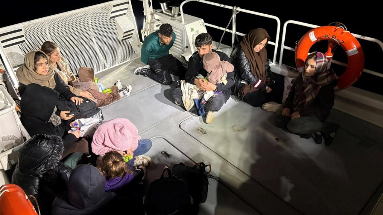 İzmir Seferihisar açıklarında 13 düzensiz göçmen yakalandı