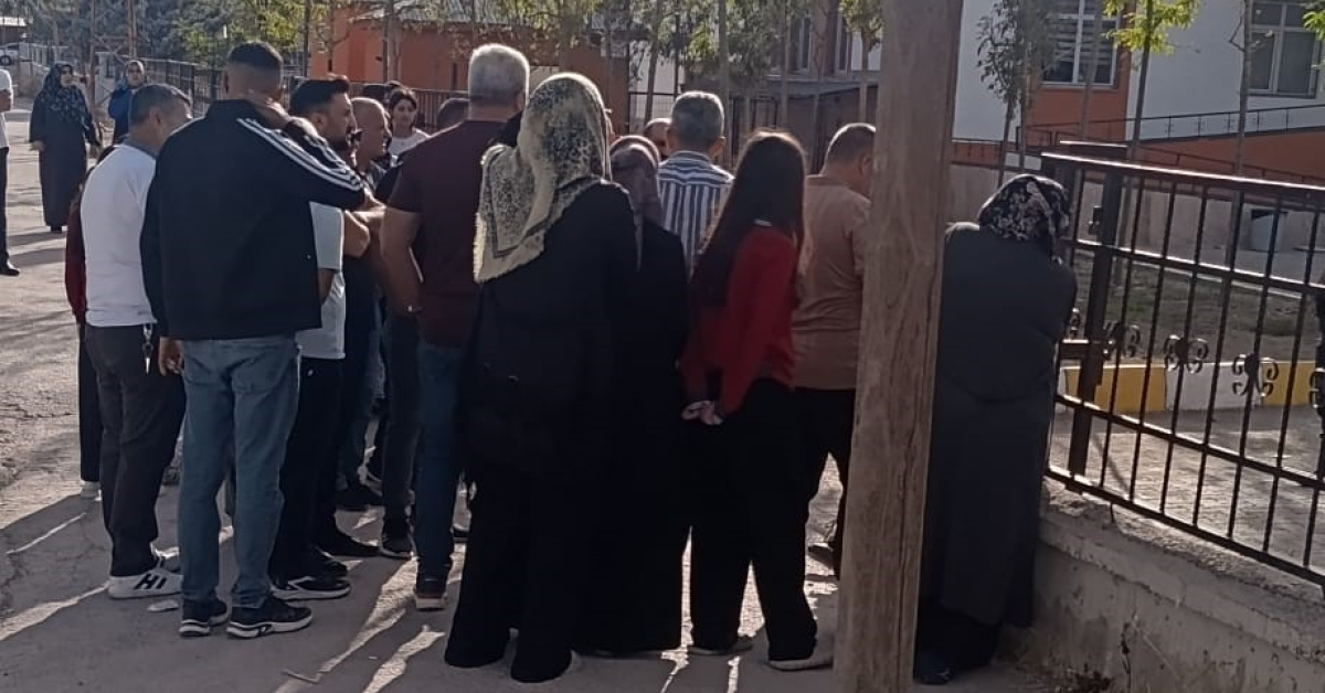 Van'da Uzun Namlulu Silahla Okula Gelen Kız Öğrenci Polise Götürüldü
