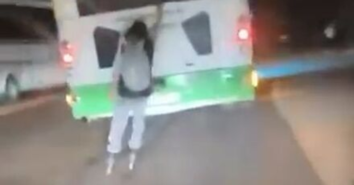 Bursa'da patenli gencin tehlikeli halk otobüsü yolculuğu kamerada