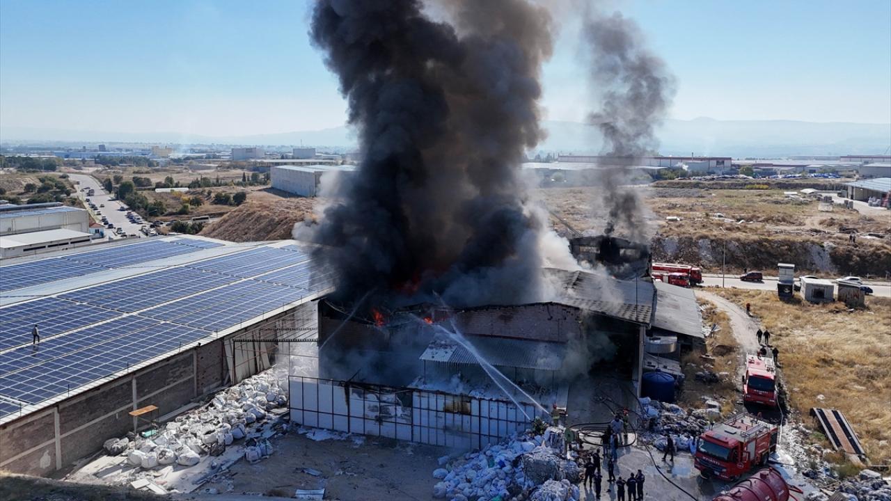 Uşak'ta fabrika yangını: Gökyüzü siyah dumanla kaplandı