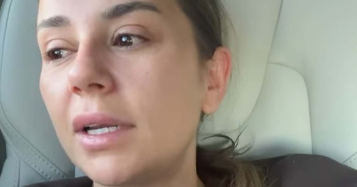 Merve Özbey Konser Arasında Merdivenlerden Düştü