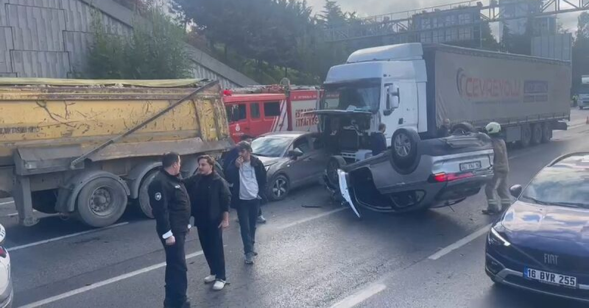 İstanbul Bağcılar'da hafriyat kamyonu ve TIR kazası: Yaralılar var