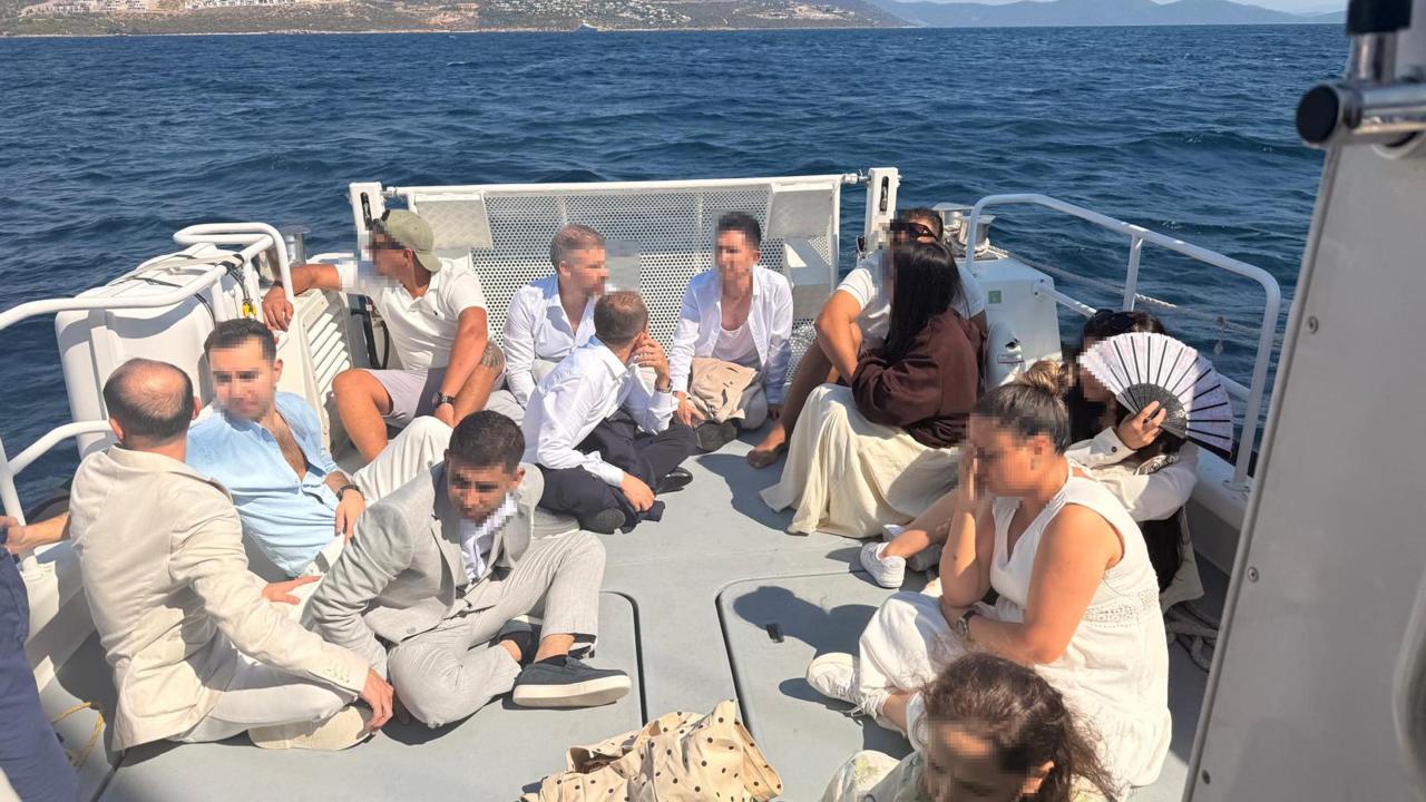 Muğla Milas'ta 12 düzensiz göçmen yelkenli teknede yakalandı