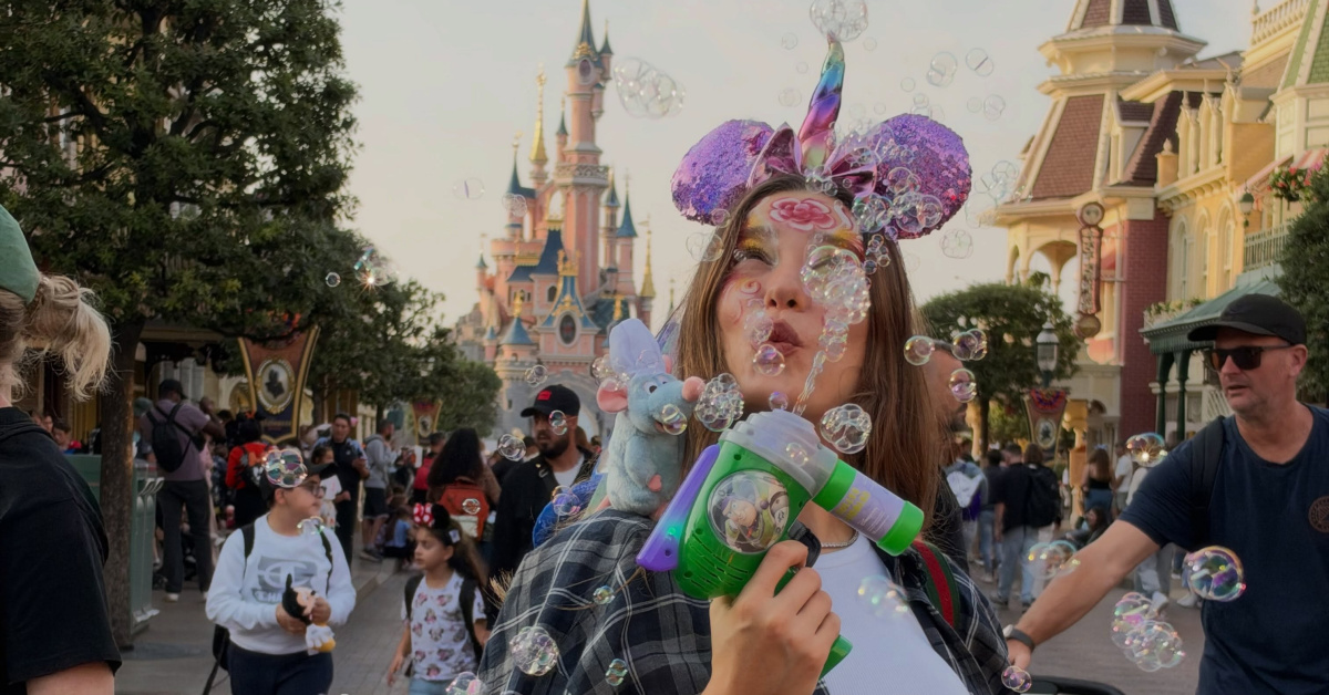 Serenay Sarıkaya'dan Paris Moda Haftası öncesi Disneyland molası