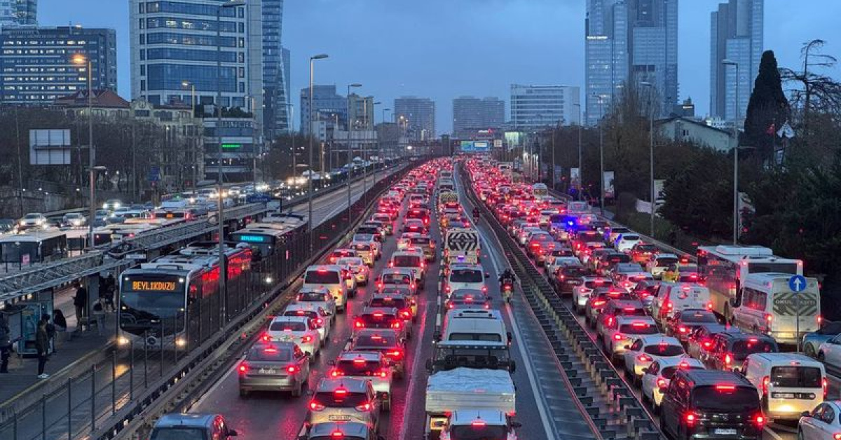 İstanbul'da yağış trafiği kilitledi: Anadolu Yakası yüzde 78