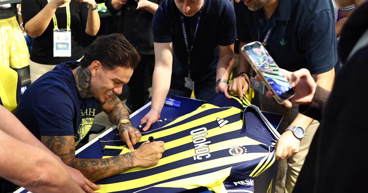 Ederson Moraes Fenerbahçe imza gününde taraftarla buluştu