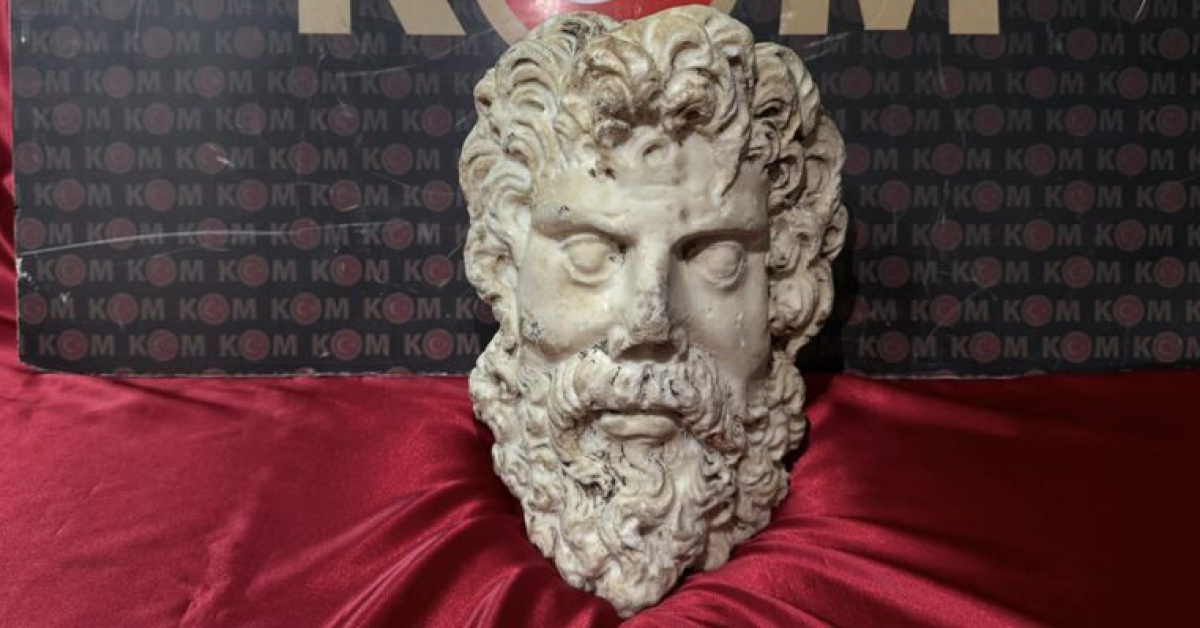 İzmir'de 2 bin yıllık Zeus heykel başı ele geçirildi