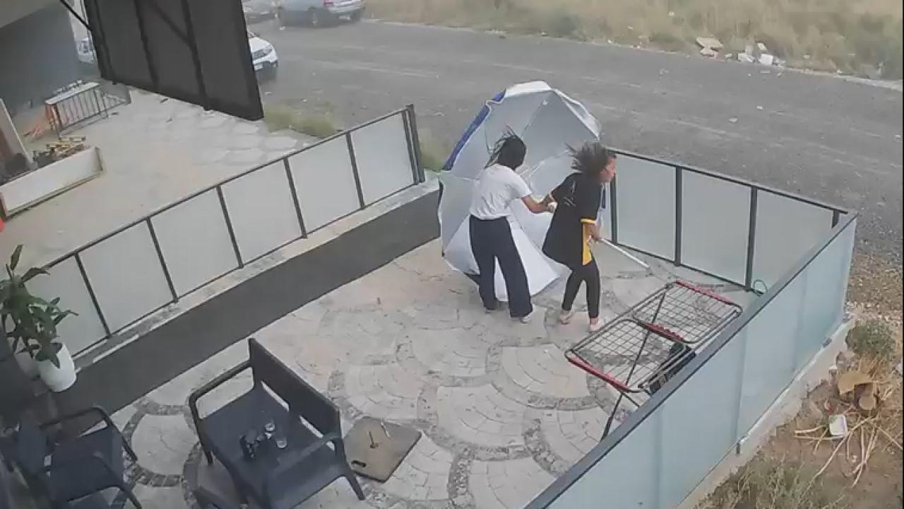 Aksaray'da şiddetli rüzgarda savrulan şemsiye kamerada