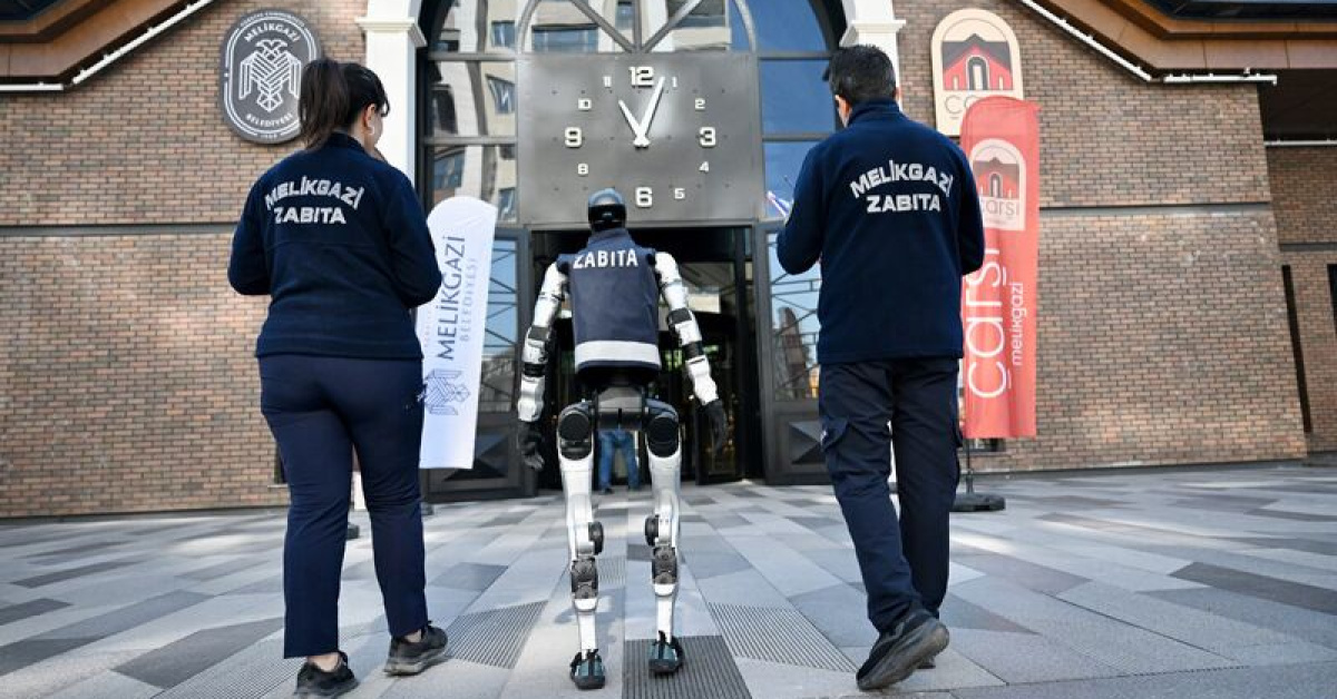 Kayseri'de Robot MEGA Esnaf Denetiminde Zabıtaya Eşlik Etti
