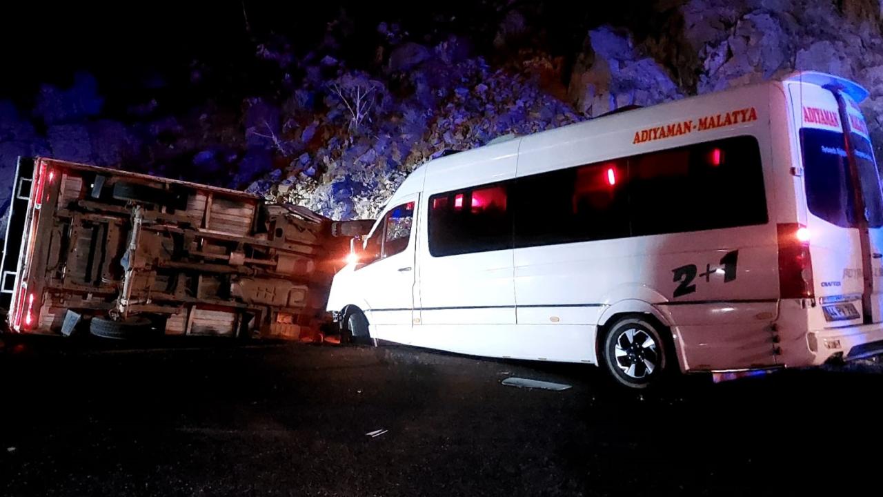 Giresun'da işçi minibüsü ile kamyonet çarpıştı: 12 yaralı
